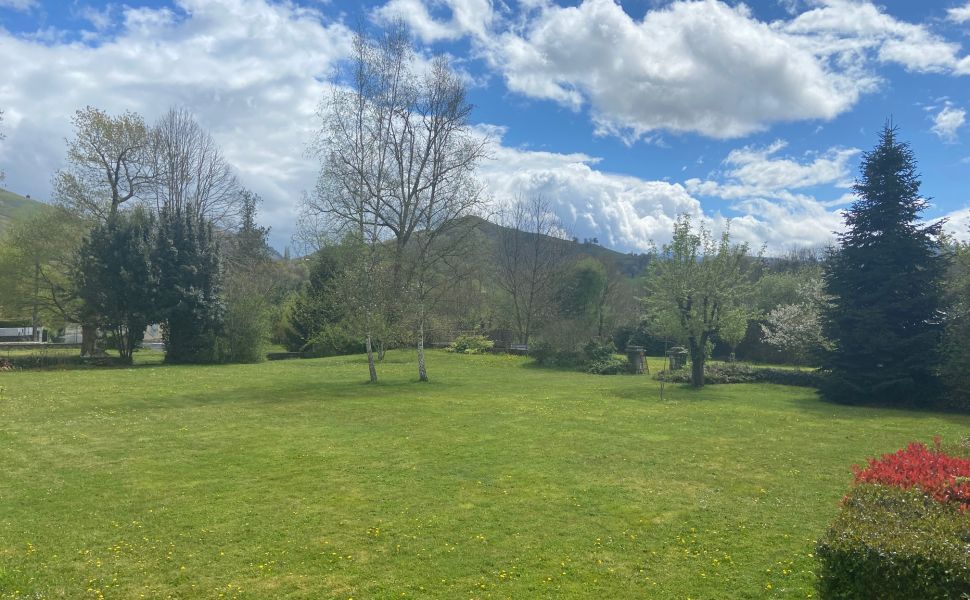 Propriété à Logements Multiples avec une Ancienne Chapelle et des Vues Montagnes